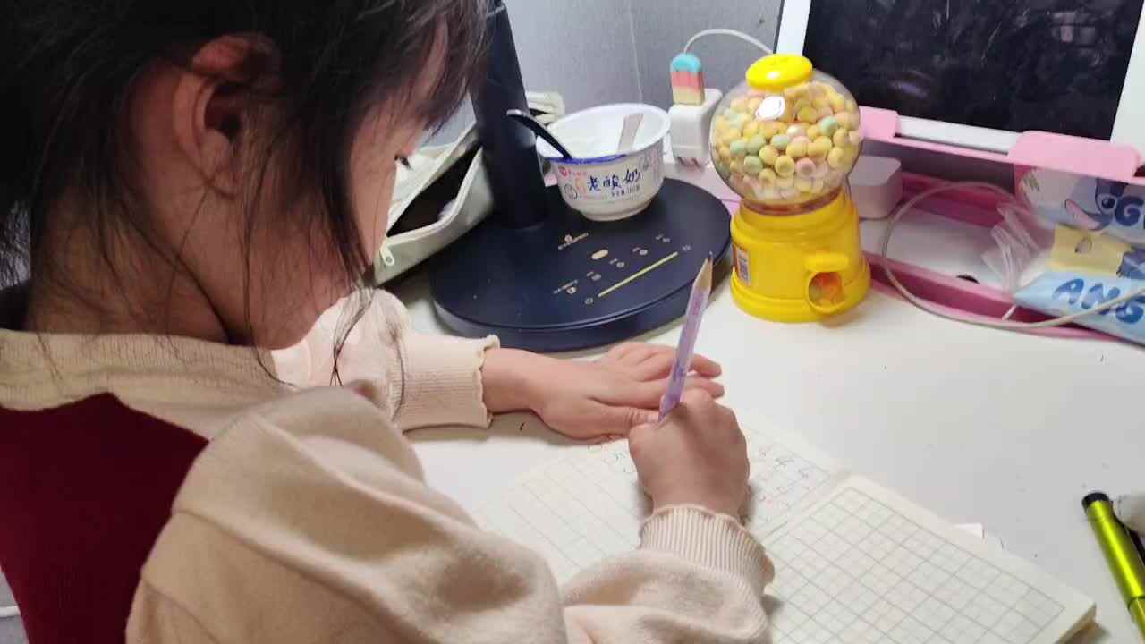 大B班 徐子伊  书写数字5