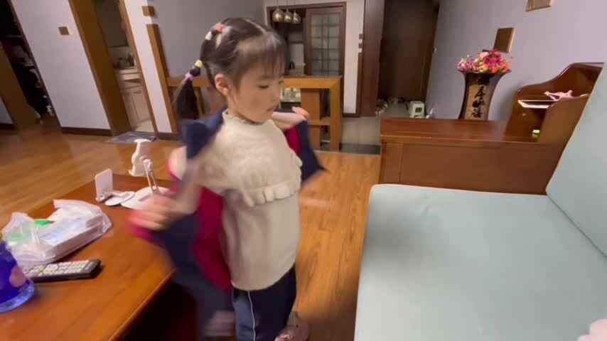 大B班李茵琪练习穿脱衣服.mov
