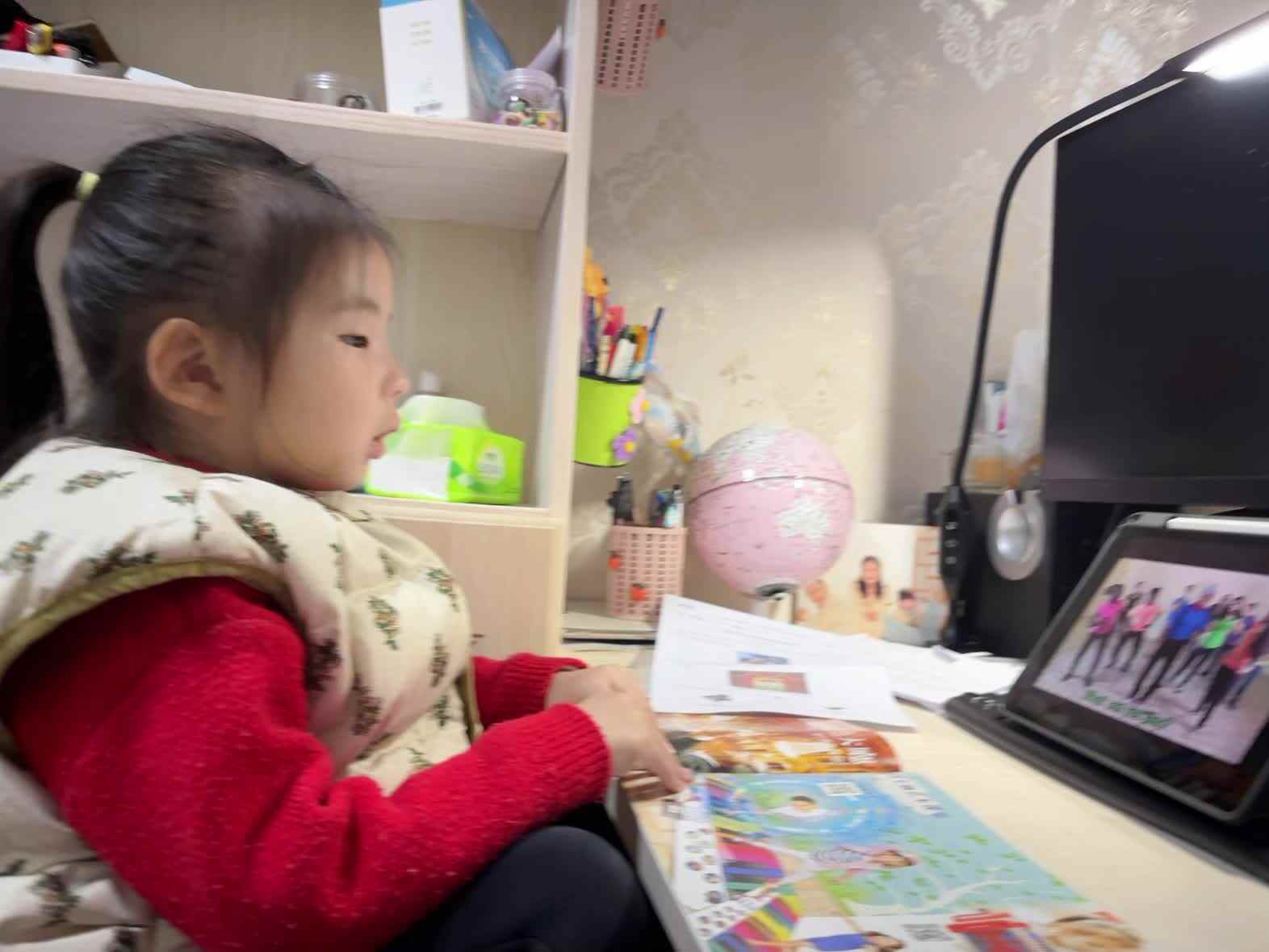 学前B班蒲依诺2025.2.28日跟唱英语儿歌(I am the music man).mp4