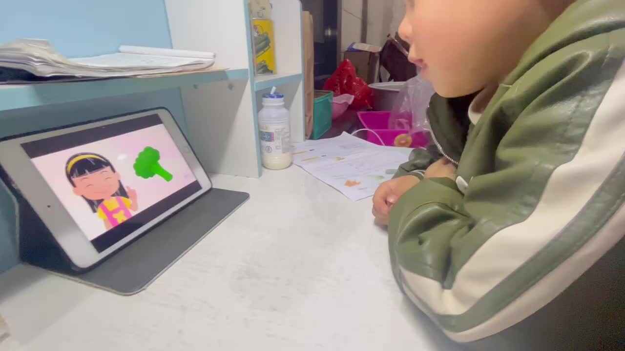 ⁣⁣3.28 大b 田熙辰（观看并跟唱英语儿歌） trim.9EE9F9F1-0D09-42E0-9EDF-93E884D0FF38.MOV