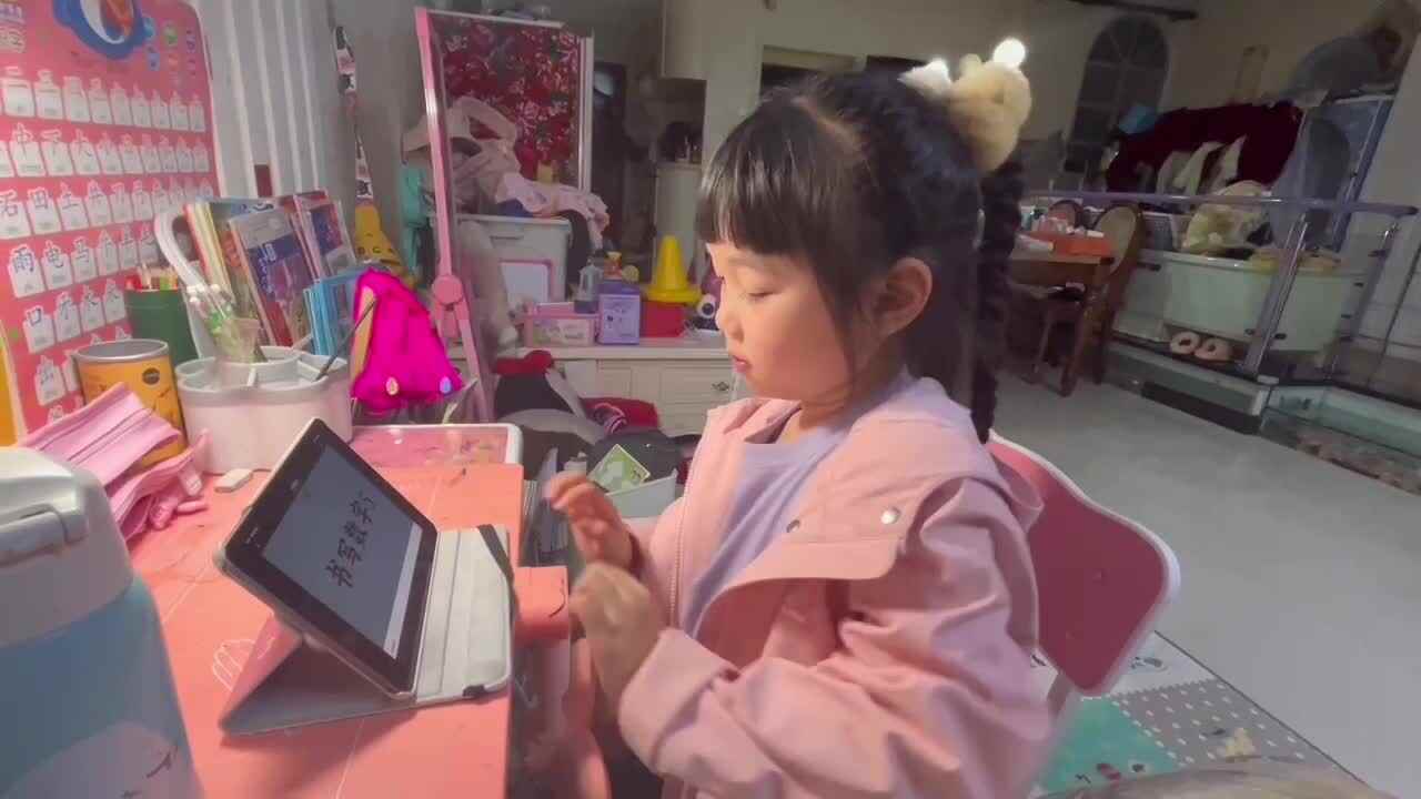 20250325大B班舒琳芯观看视频《书写数字5》并书写数字5