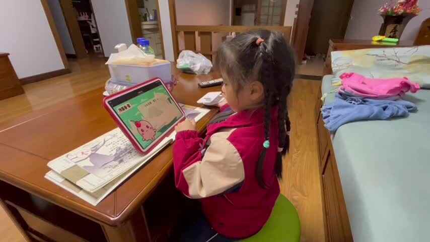 大B班李茵琪观看视频学习《沁园春雪》