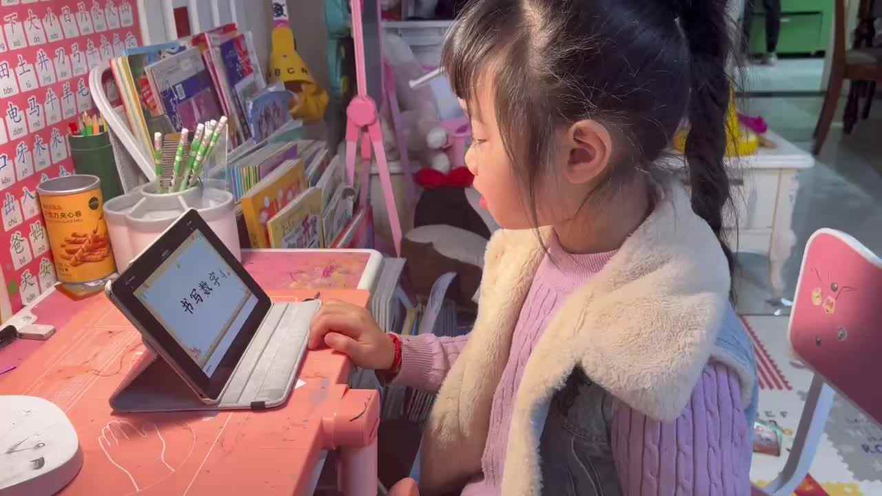 20250319大B班舒琳芯观看视频《书写数字4》