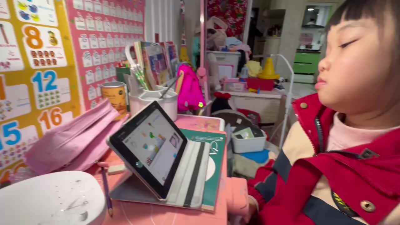 ⁣20250329大B班舒琳芯观看英语儿歌视屏