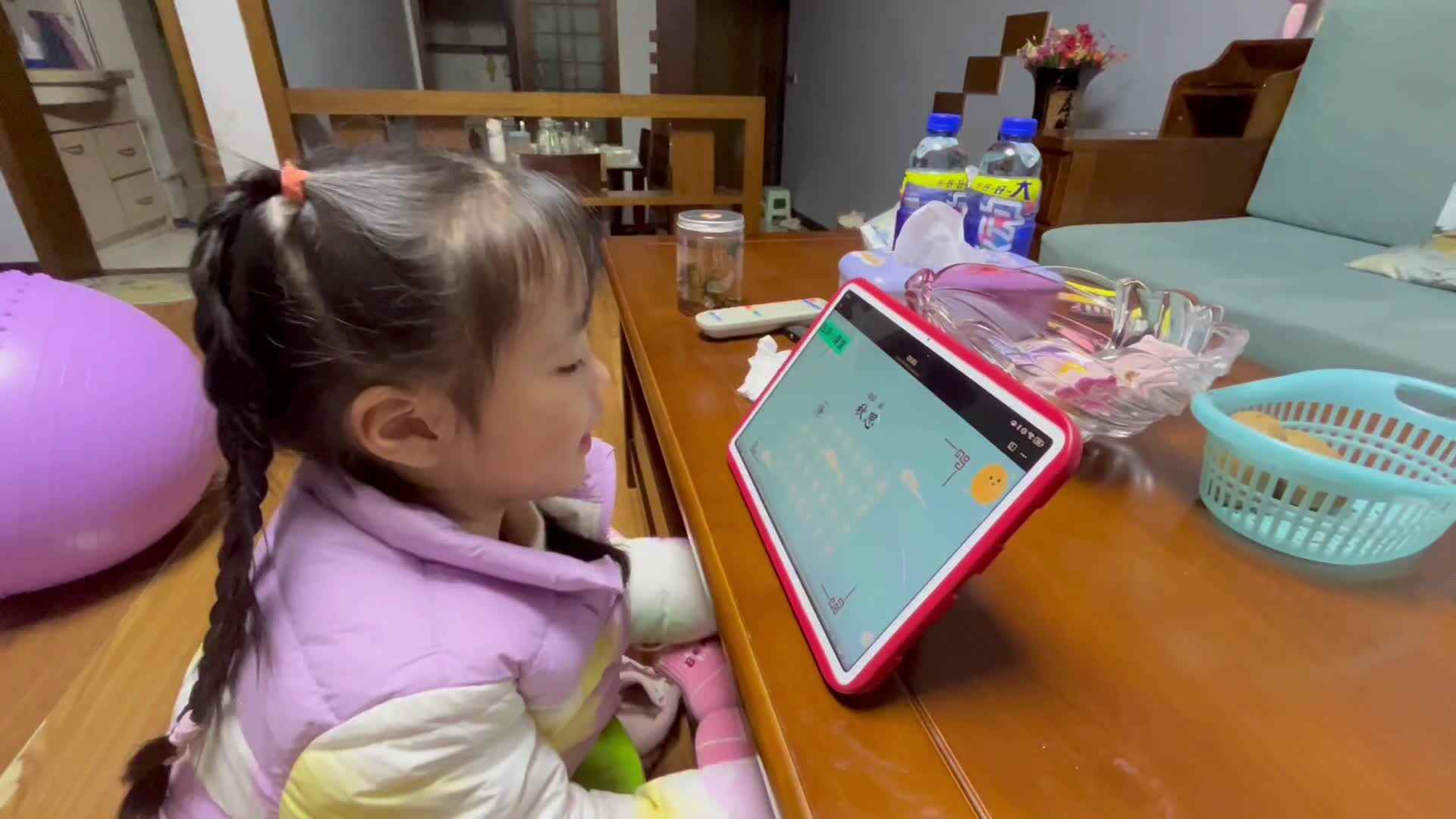 大B班李茵琪观看古诗《秋思》.mov