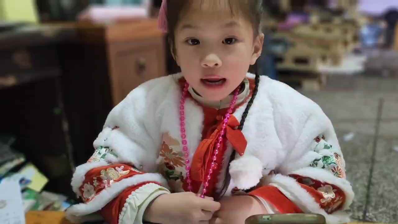 ⁣大a班唐依依观看英语视频