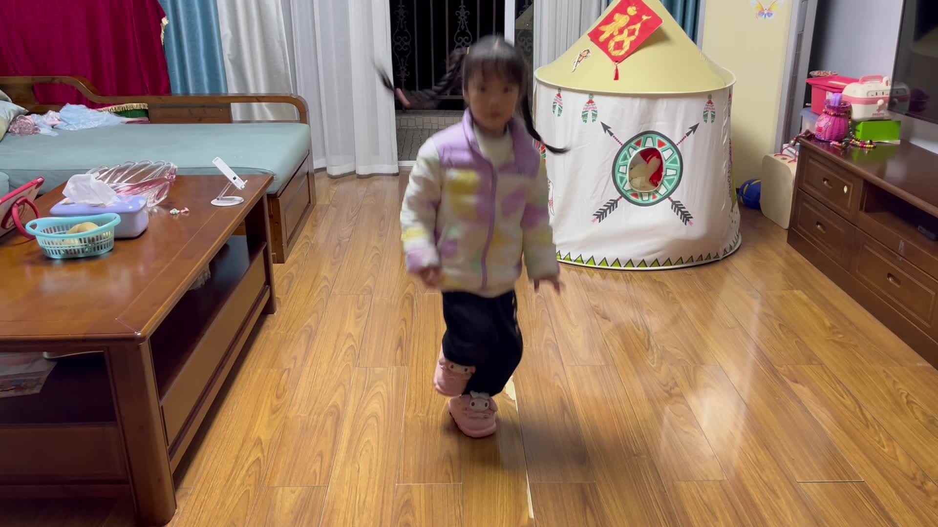 大B班李茵琪练习单脚连续跳