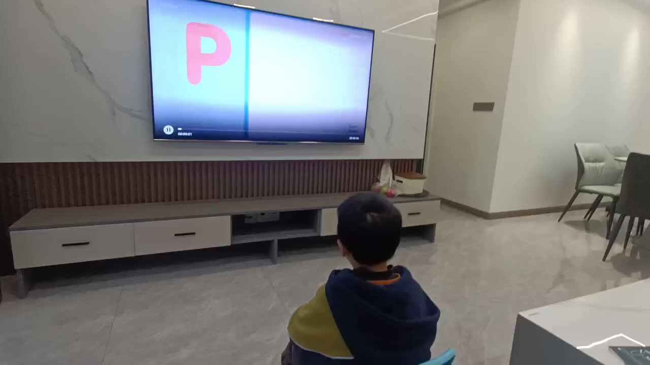 大⁣B班吕子垚观看英文视频（Uppercase P和Lowercase p）20250321