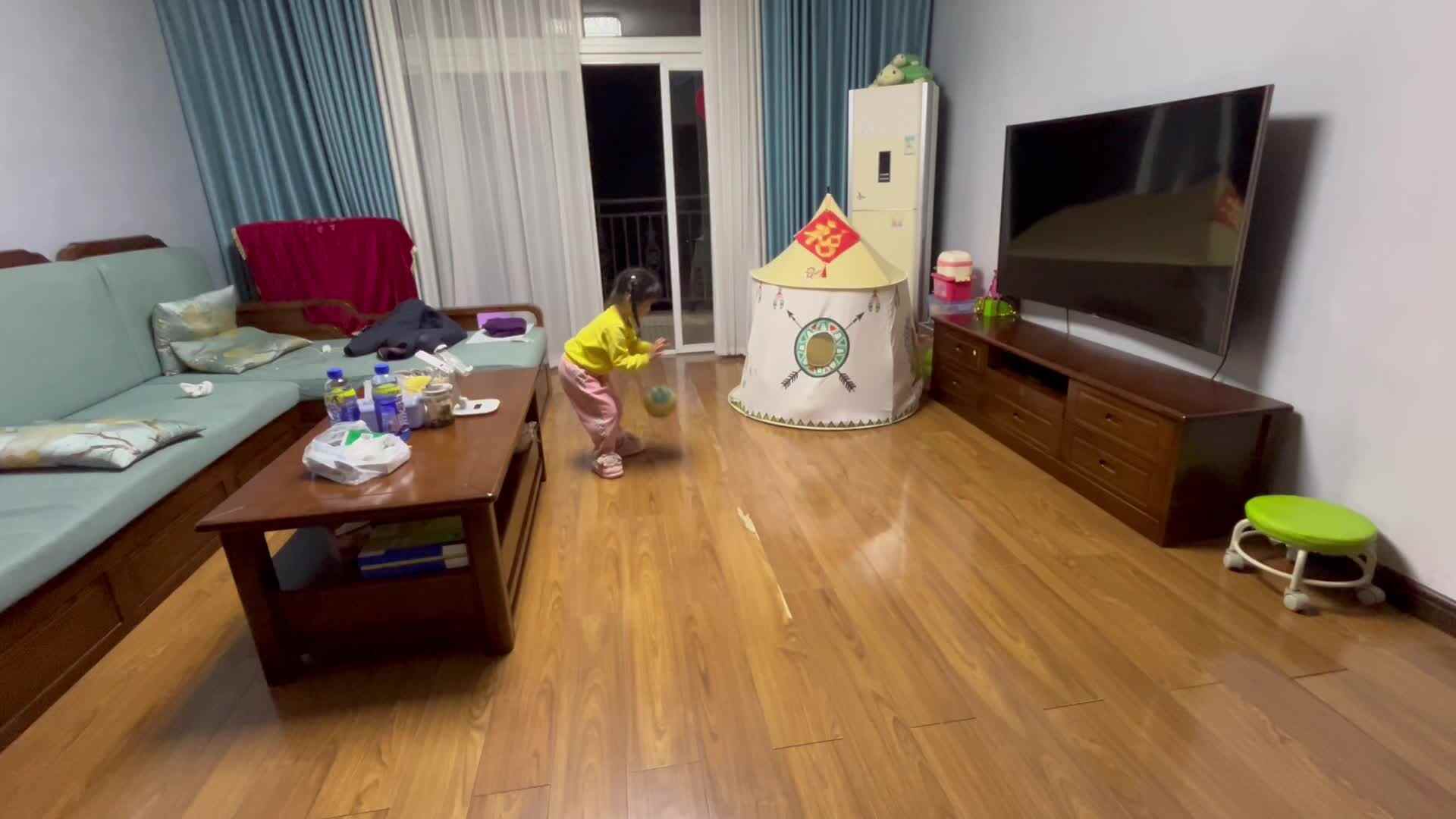 大B班李茵琪练习拍篮球