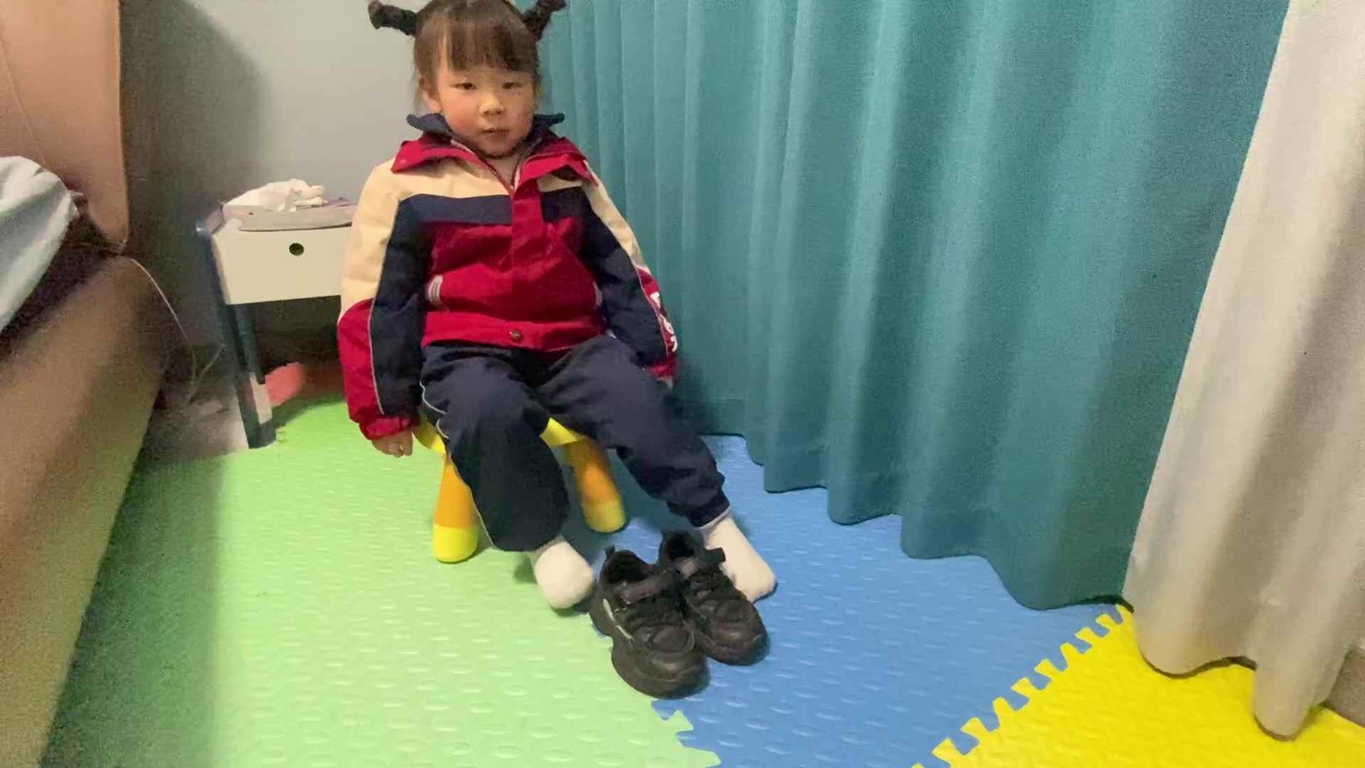 2025月3月3日中A班夏爱林～生活练习《穿鞋子》