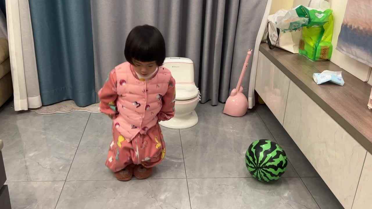 倪芷汐合拢双脚跳体能训练