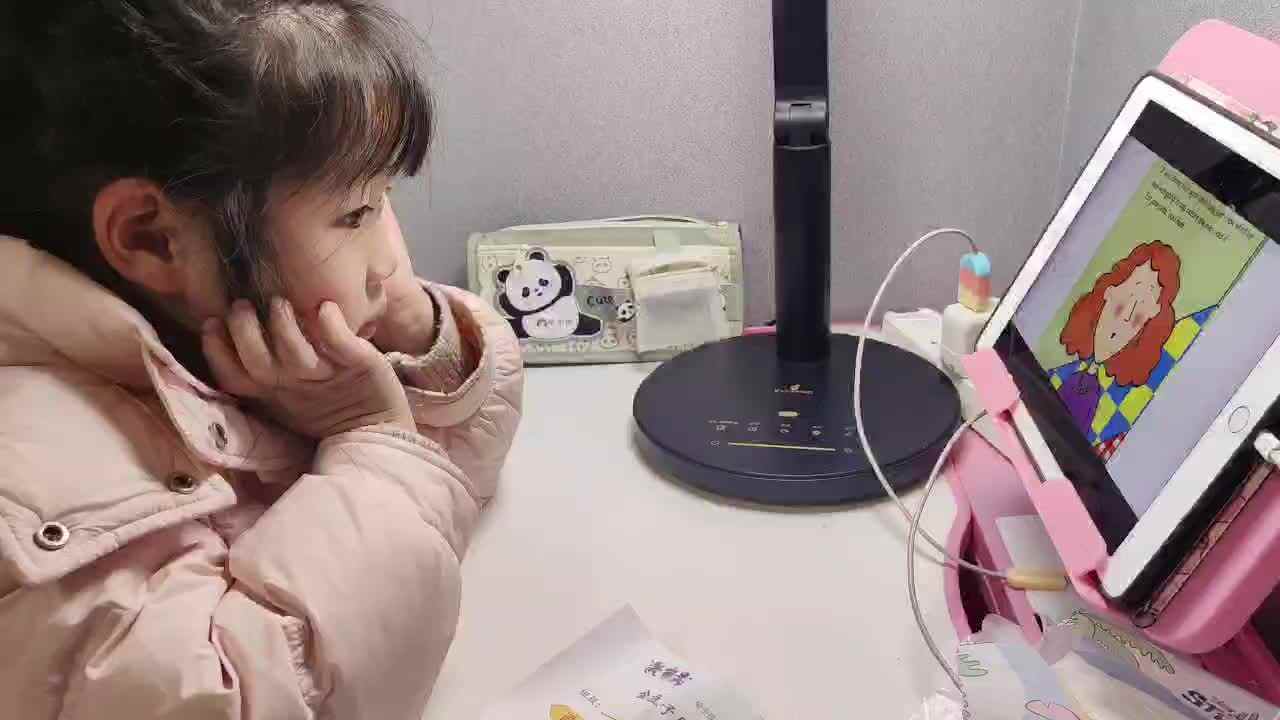 大B班 徐子伊  看英语视频
