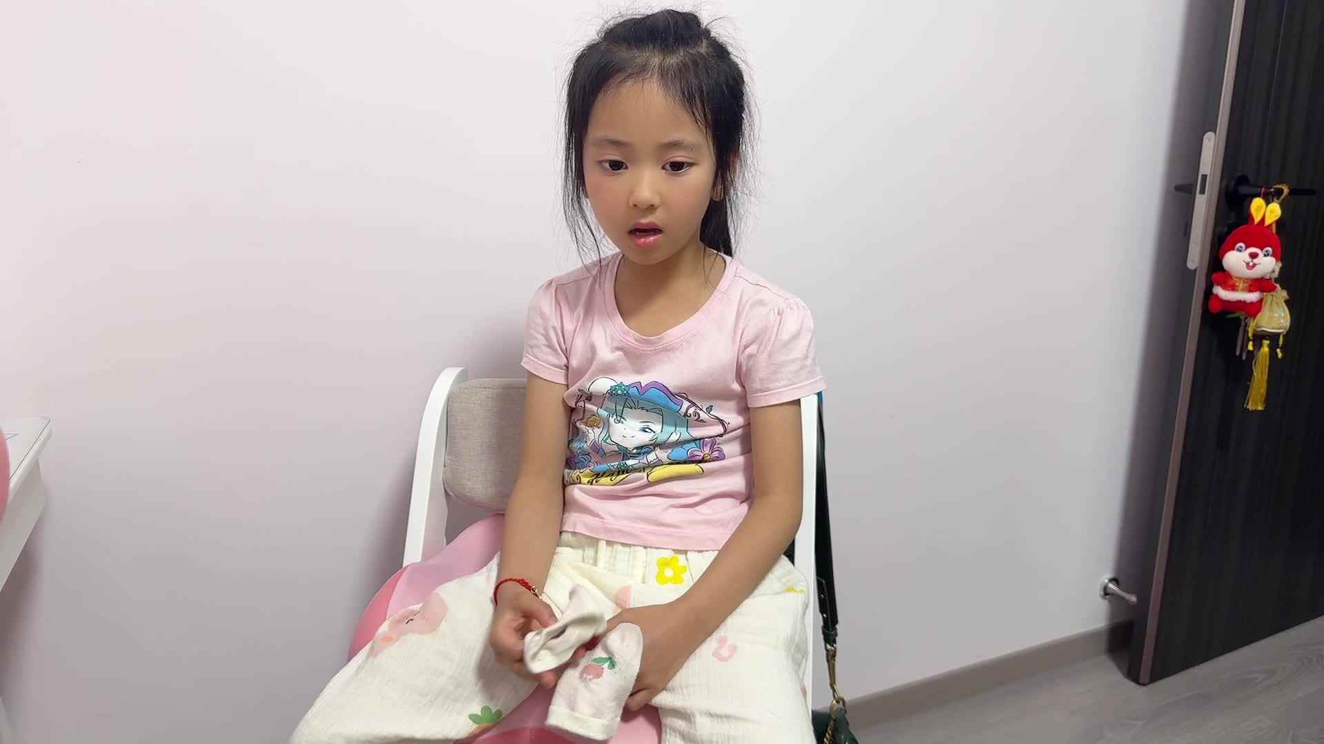 ⁣2026级B班20250417吴晨希闯关练习-穿脱袜子.mp4