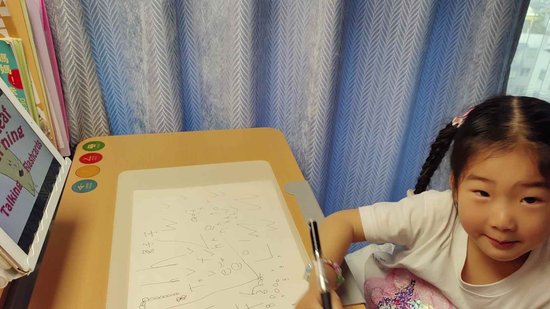 ⁣⁣2025年4月15日大B班宁汐言观看英语视频