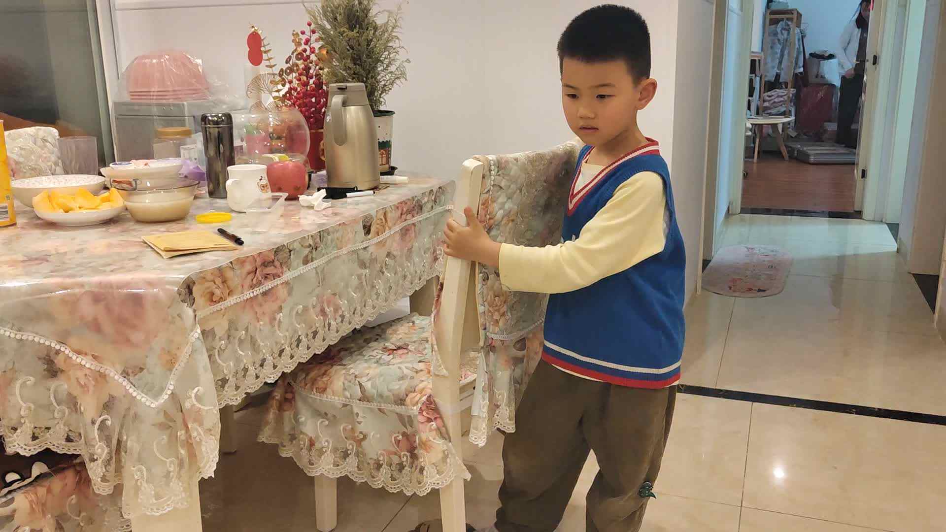 20250427大B班李锦城摆放凳子