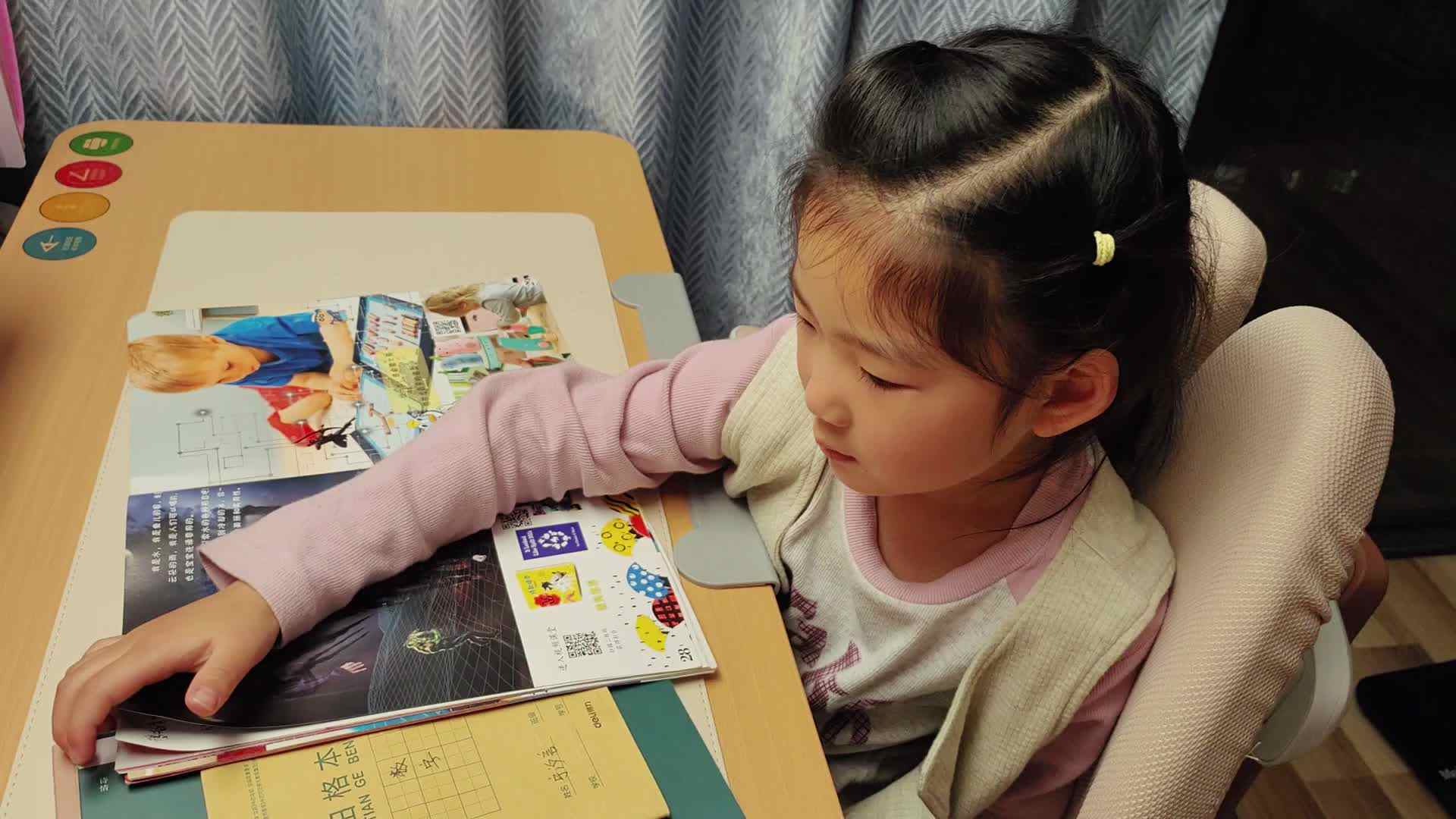 ⁣⁣⁣⁣⁣⁣⁣⁣⁣⁣⁣⁣⁣2025年4月11日大B班宁汐言观看英语绘本视频