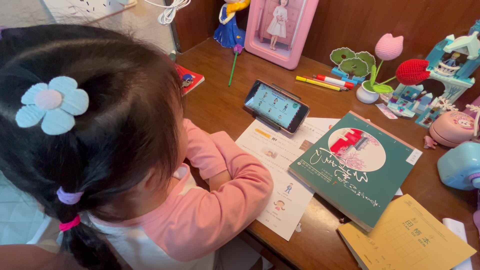 4.30大A班赵欣奕跟读英语单词句子