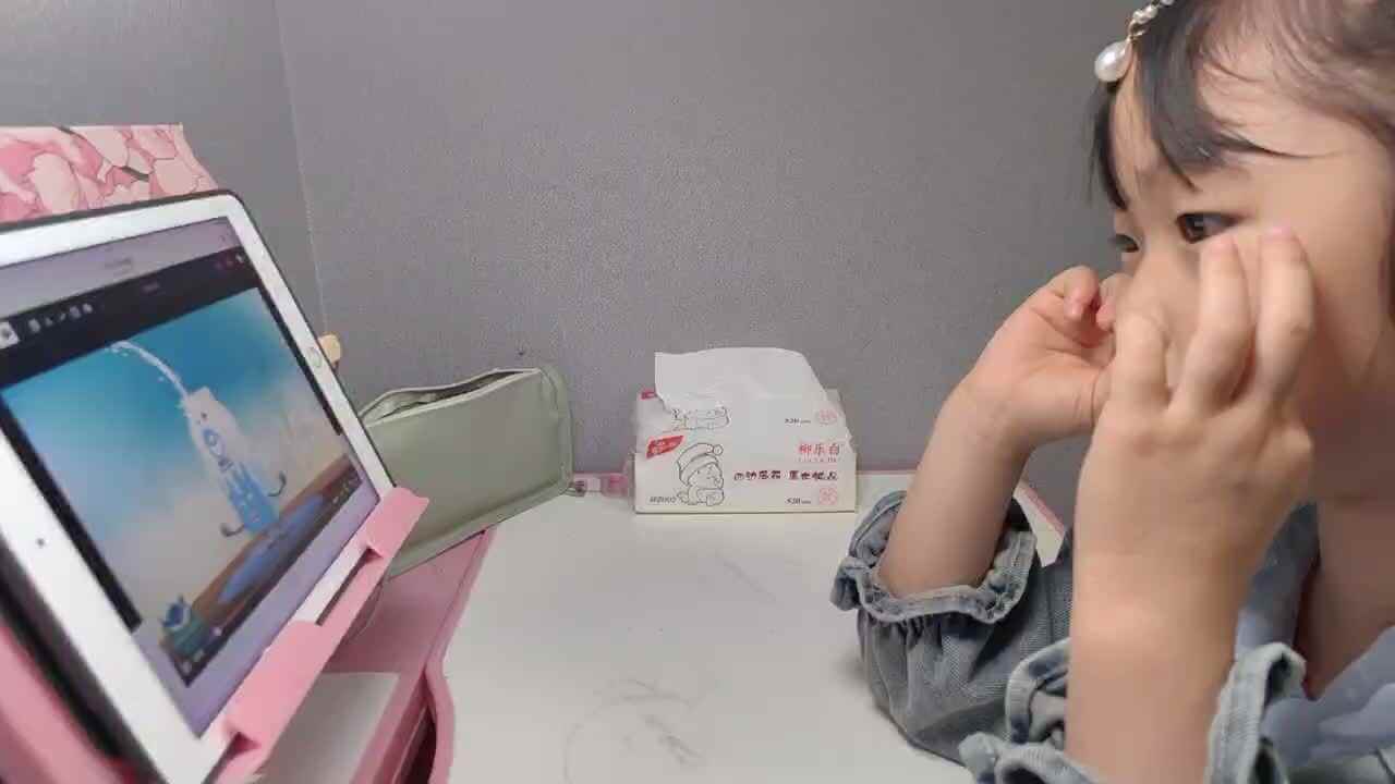 大B班 徐子伊  看英语视频
