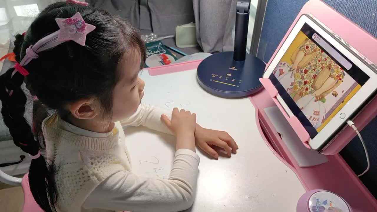 大B班 徐子伊 看视频