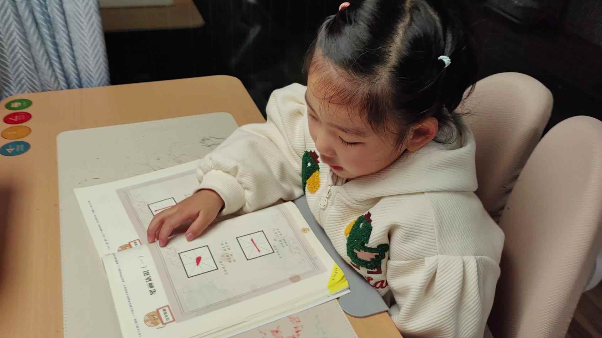 ⁣⁣⁣⁣⁣⁣⁣⁣⁣⁣⁣⁣⁣⁣⁣2025年4月3日大B班宁汐言笔画认识