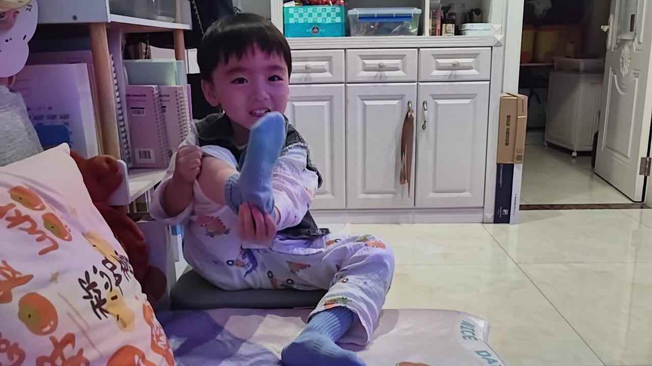中A班蒋熠_20250416_穿脱袜子.mp4