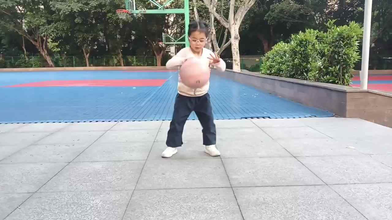 20250409学前B班任依恬练习拍篮球