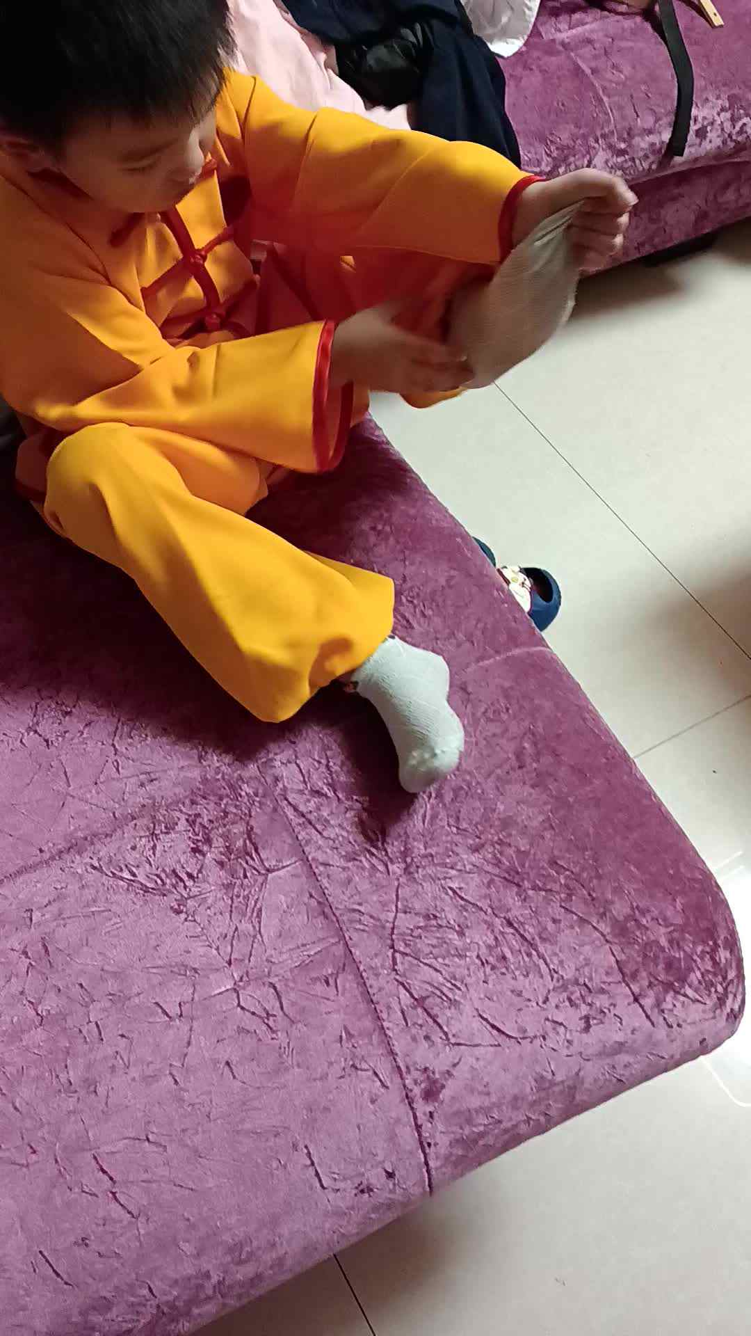 练习穿脱袜子