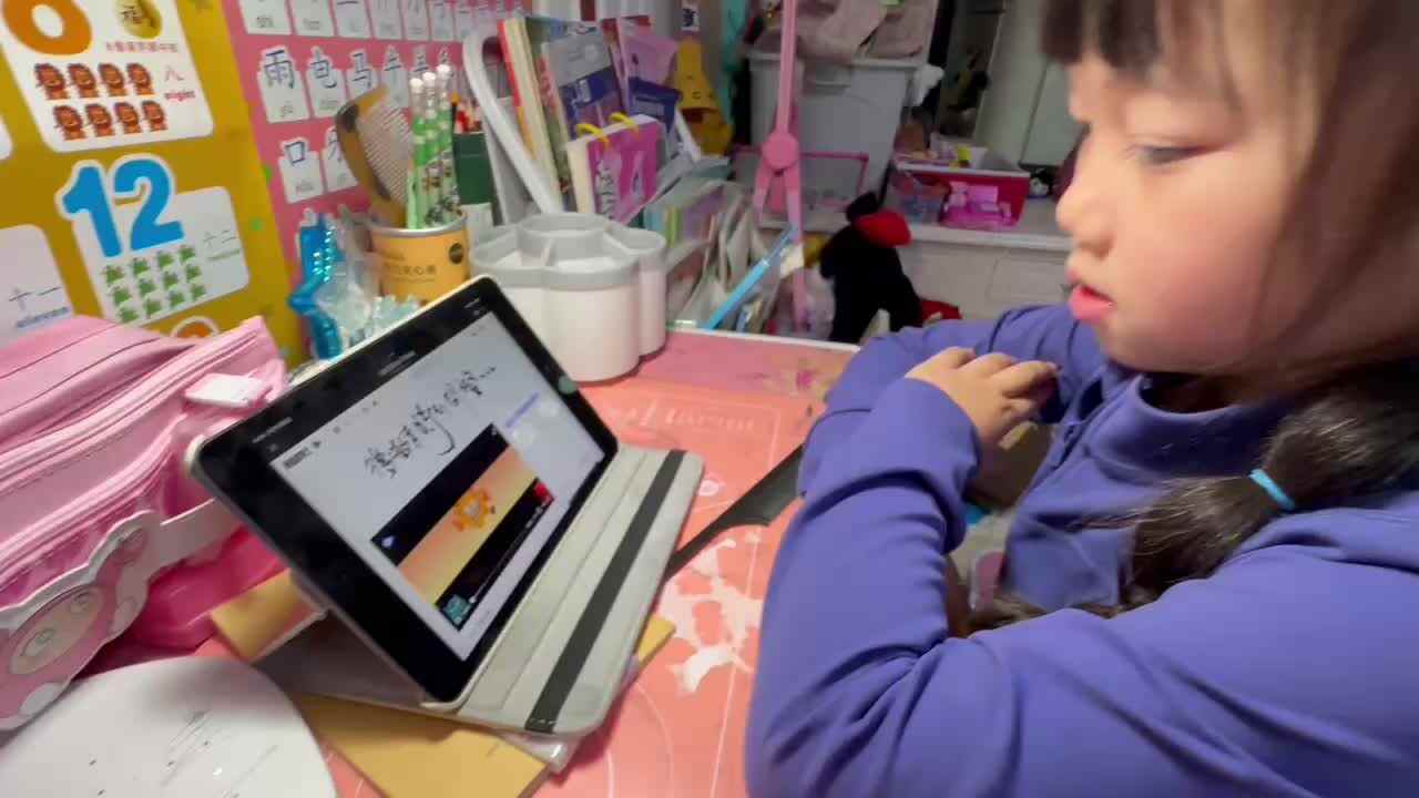 ⁣⁣20250412大B班舒琳芯观看英语儿歌视频
