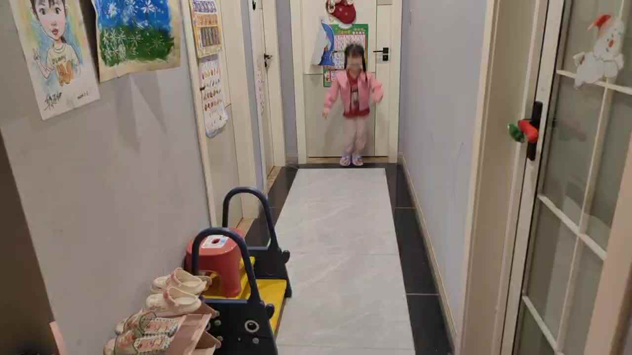 大B班 徐子伊  左右跳