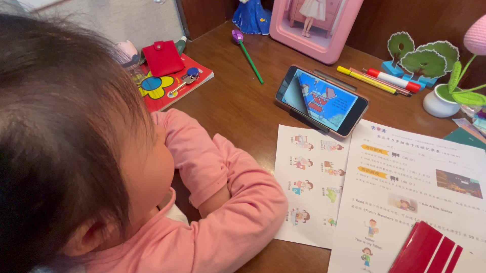 4.30大A班赵欣奕观看英语绘本视频