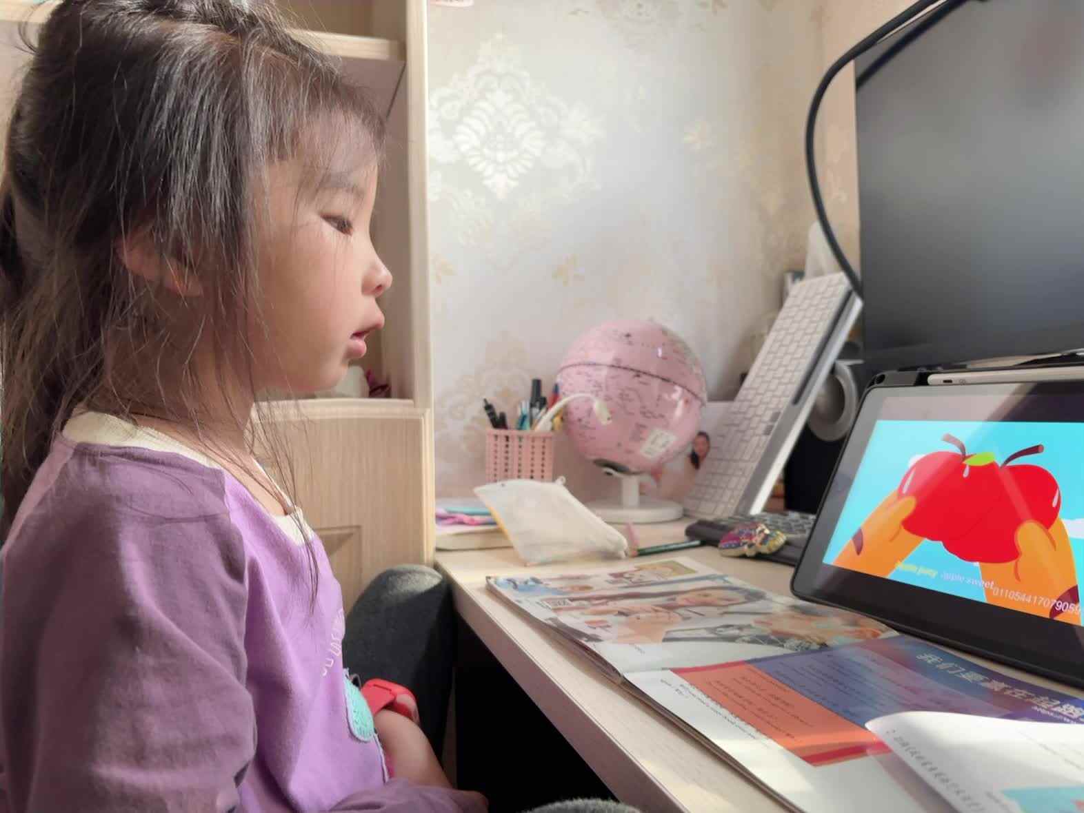 学前B班蒲依诺2025.4.13日观看跟唱儿歌(Apple round apple red).mp4