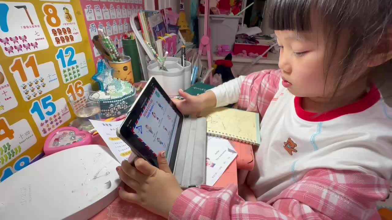 ⁣⁣⁣⁣⁣20250426大B班舒琳芯观看英语单词视频并跟读