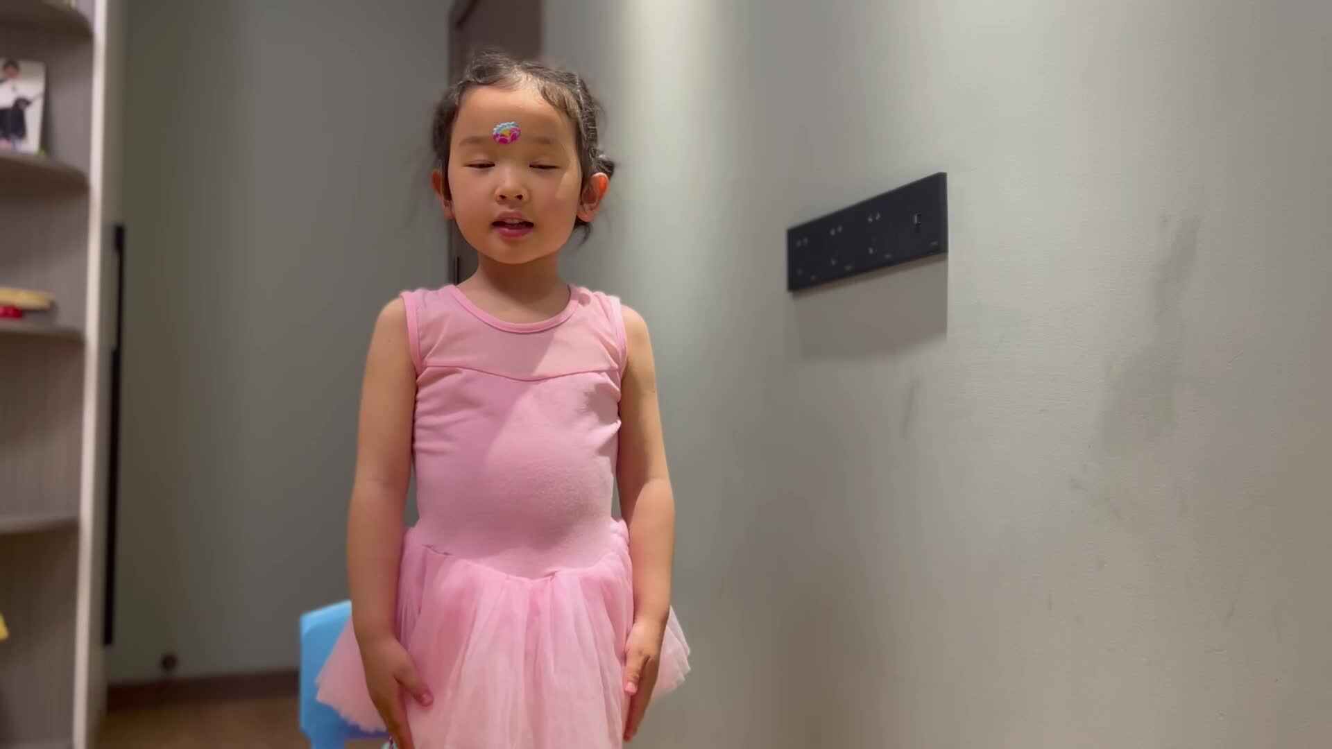 2025.4.14大B班温欣练习穿衣服，脱衣服.mov