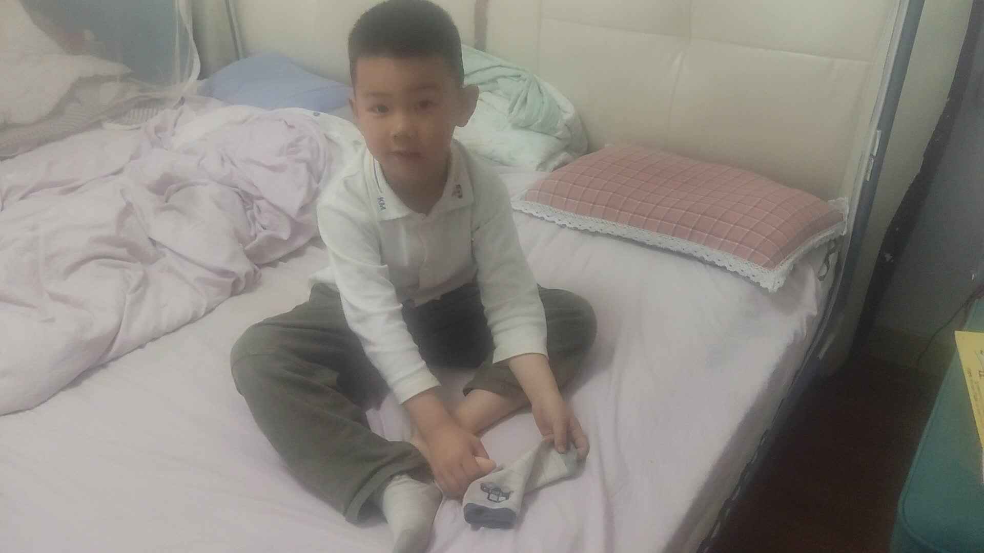 20250415大B班李锦城穿袜子练习