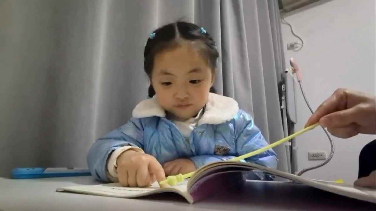 中A班2025.4.2艾琰茹—儿歌《你说好笑不好笑》