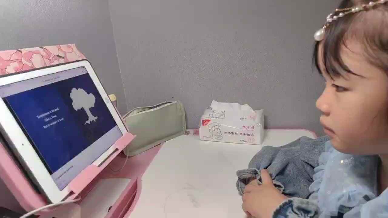 大B班 徐子伊  看英语绘本