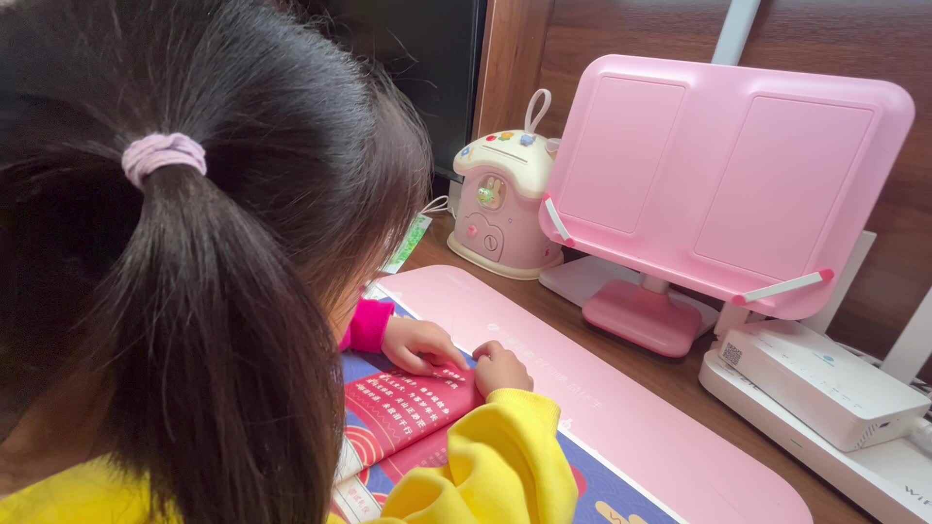 大B班李茵琪指读古诗《客中除夕》