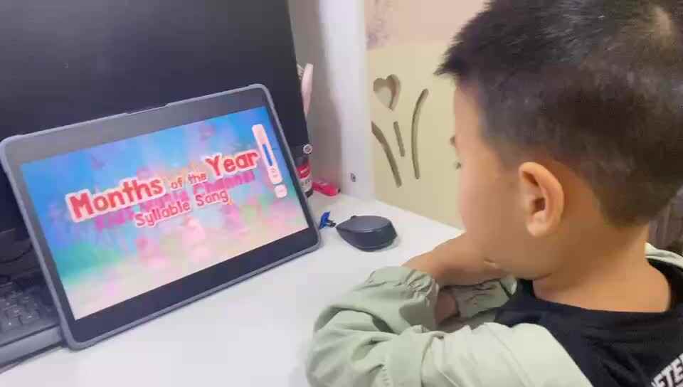 ⁣⁣⁣大B班吕子垚观看英文视频（⁣Months of the Year Song）2025.5.27
