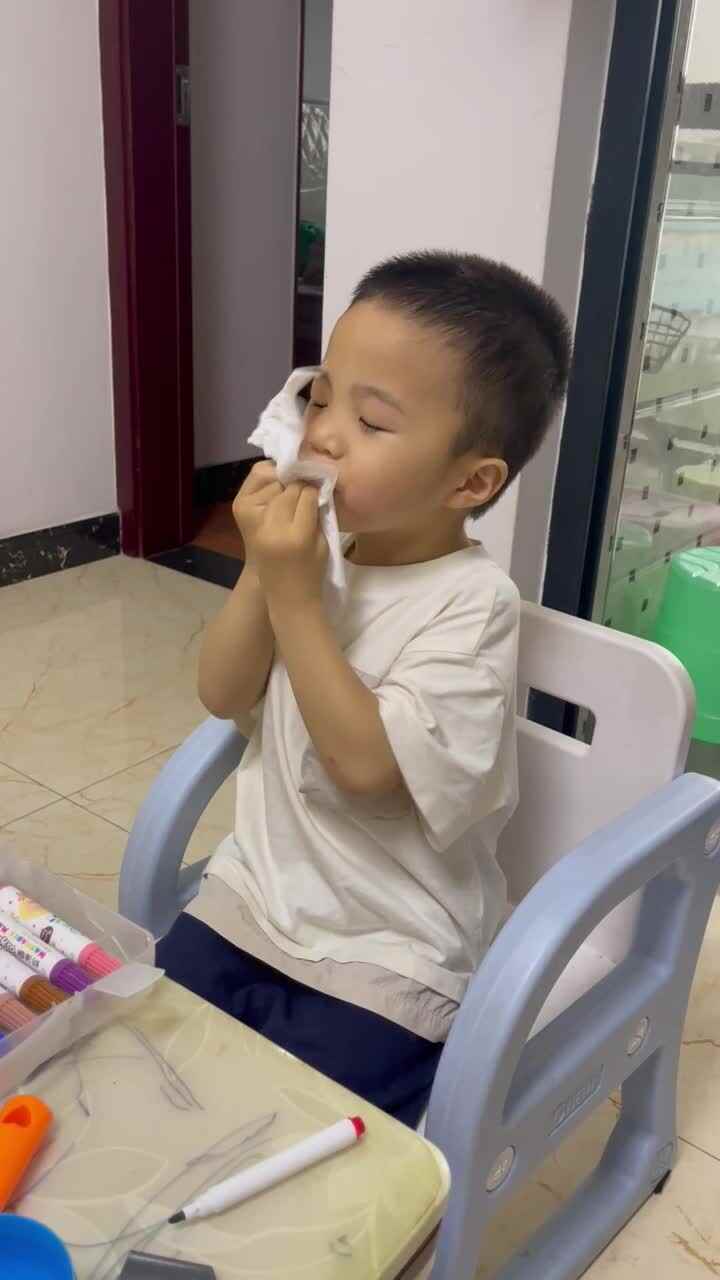 练习擦嘴巴