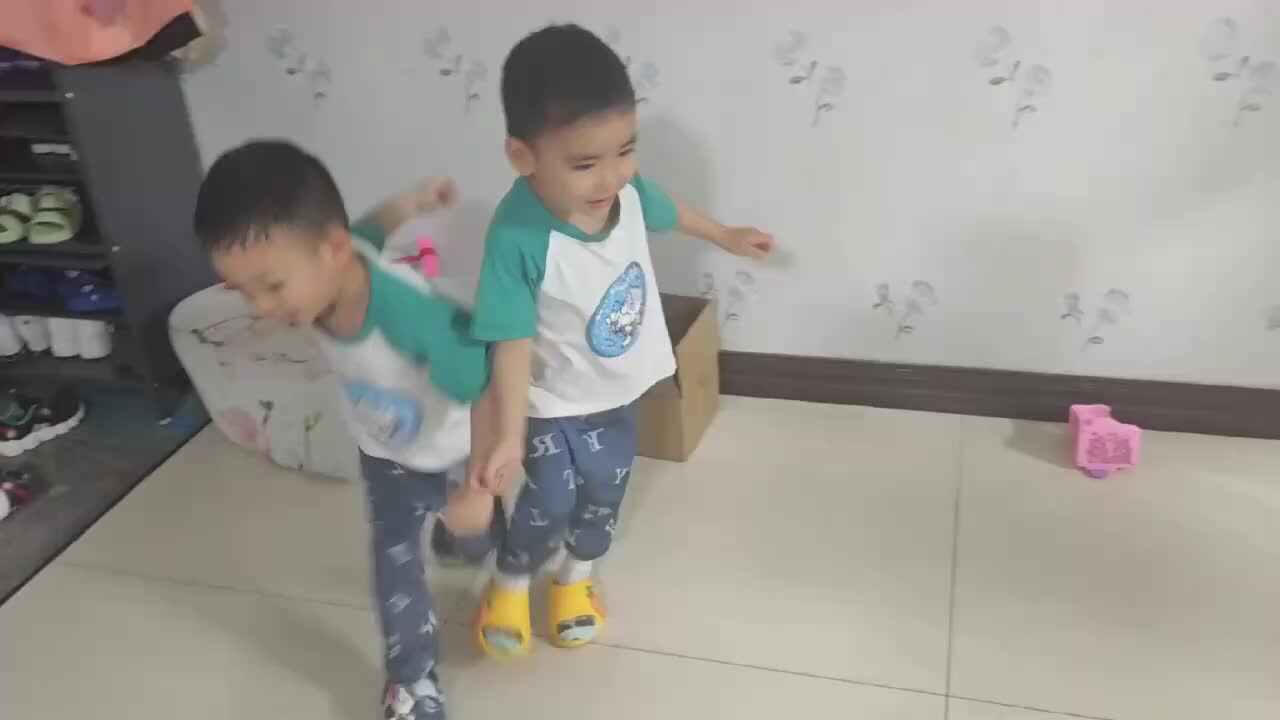 ⁣⁣⁣2025.5.21中A班李柯辰李柯佑左右跳.mp4