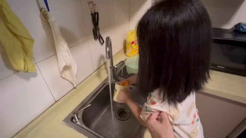 大B班李茵琪练习清洗水杯.mov