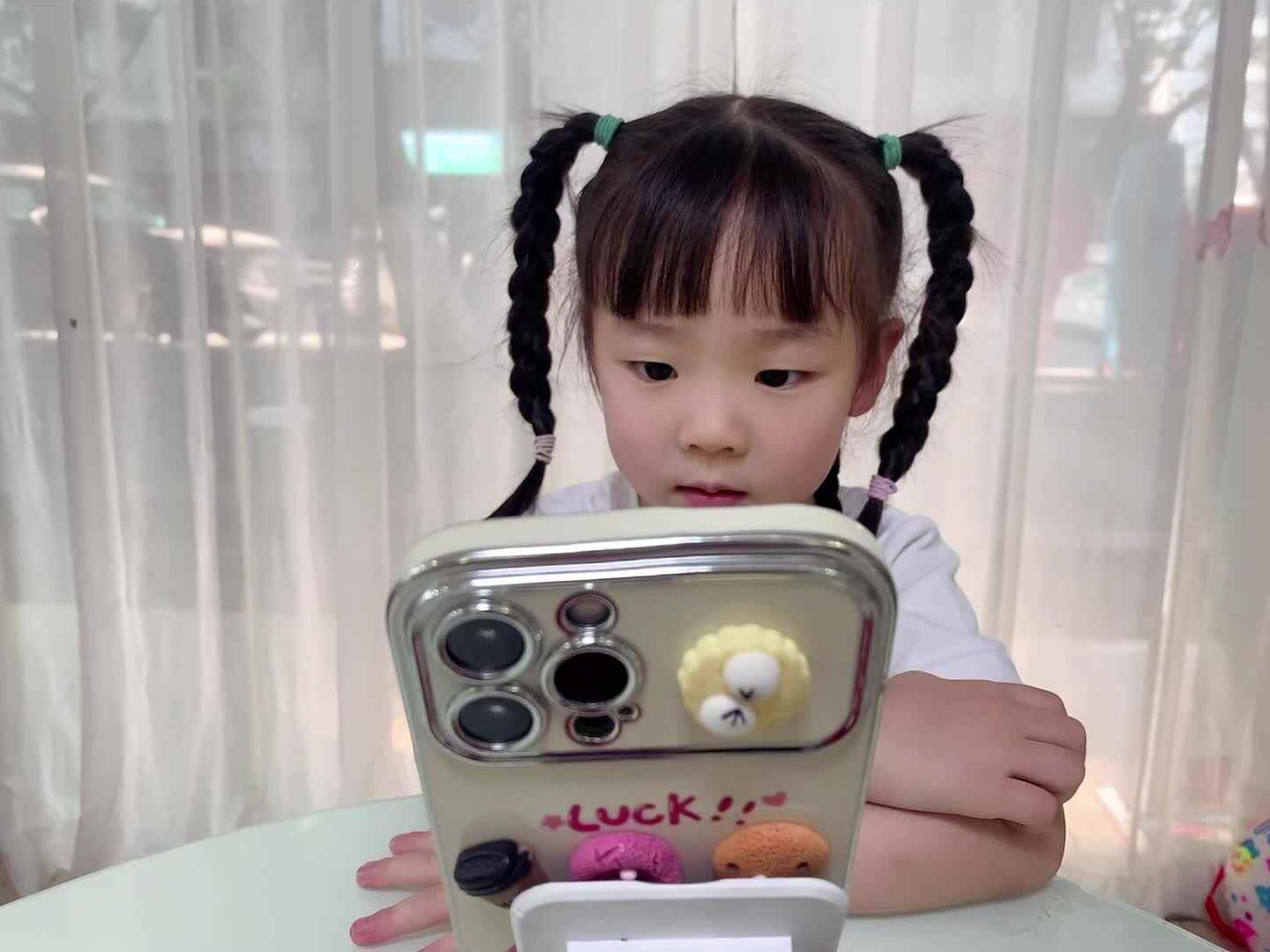 2025年5月19日中A班夏爱林～英语绘本（长劲鹿不会跳舞）