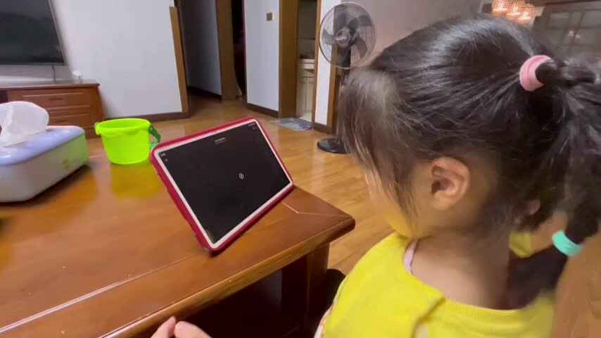 大B班李茵琪观看绘本《I'm  a  big  sister》