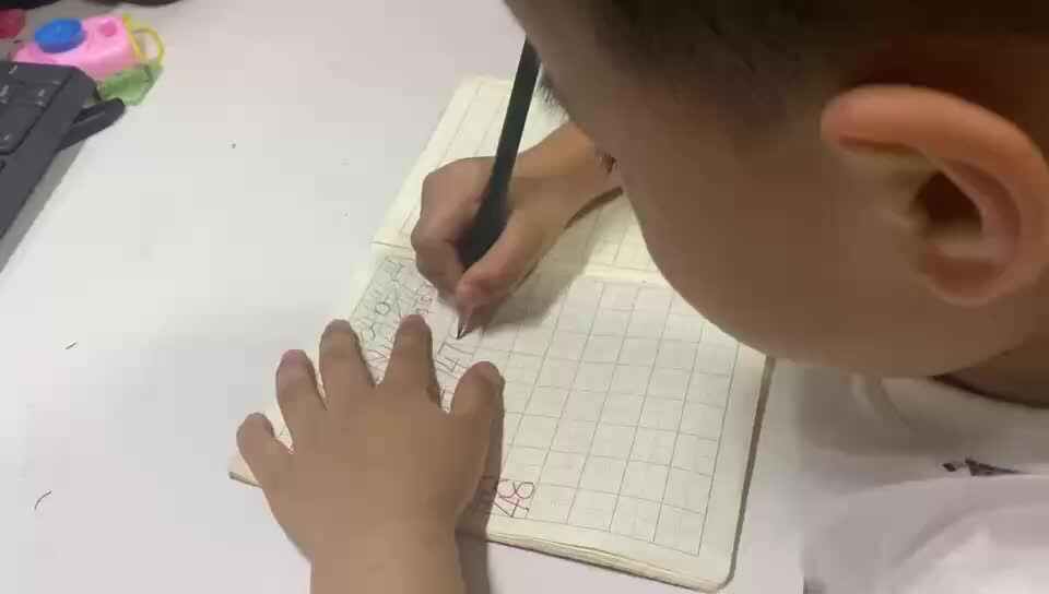 ⁣⁣⁣⁣⁣⁣⁣⁣大B班吕子垚书写数字（47、48）2025.5.21