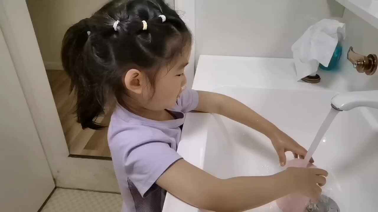大b班宁汐言练习洗杯子
