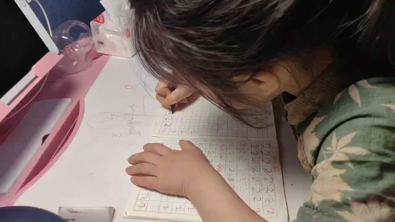 大B班 徐子伊  书写横折弯 横折弯钩