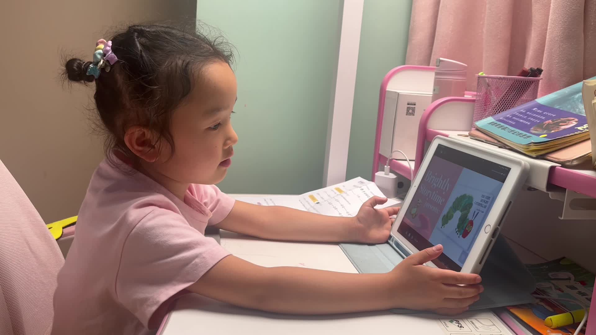 2025.5.9大B班温欣观看英语绘本<The  Very  Hungry  Caterpillar>.mov