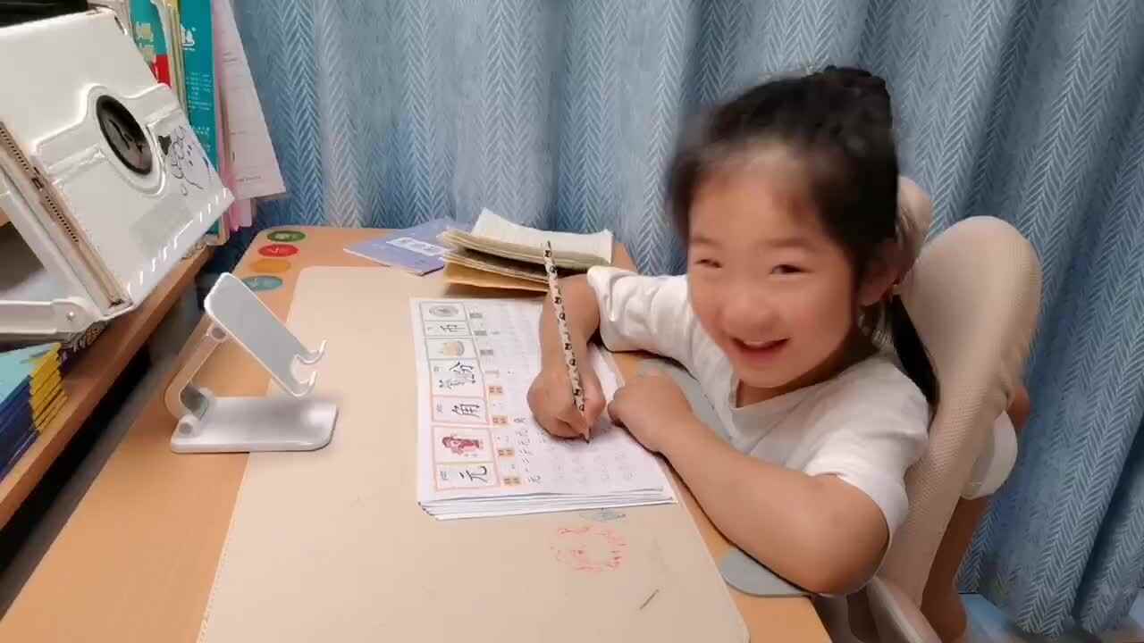 大b班宁汐言练习写字