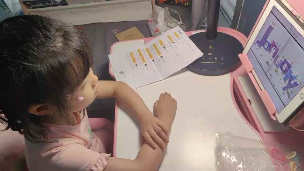 大B班 徐子伊  看英语视频