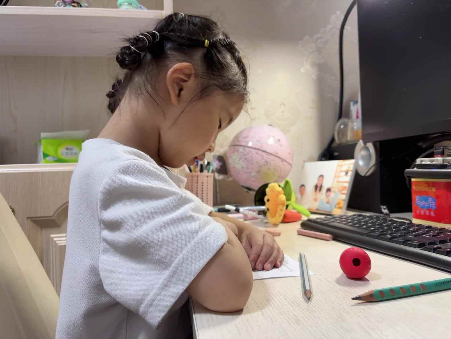 学前B班蒲依诺2025.5.8日书写朗读(里 好 全 耳).mp4